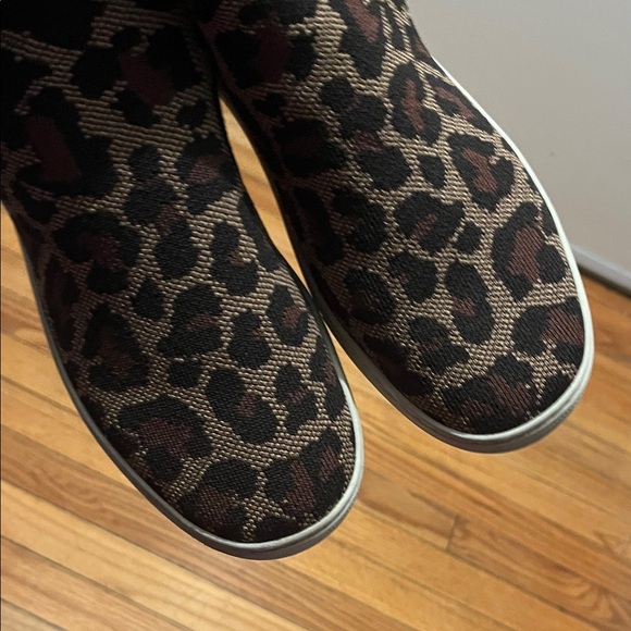 ROTHY'S The Chelsea Wildcat
High Top Sneakers Leopard Print Slip-On Sneakers - Picture 4 of 10